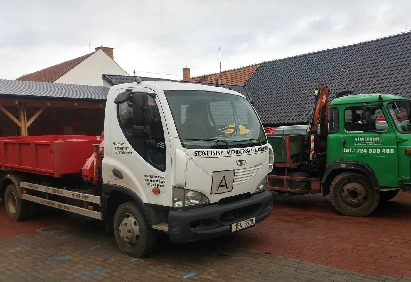 Vozový park Stavebnin Oslavany — nákladní auta pro rozvoz materiálu