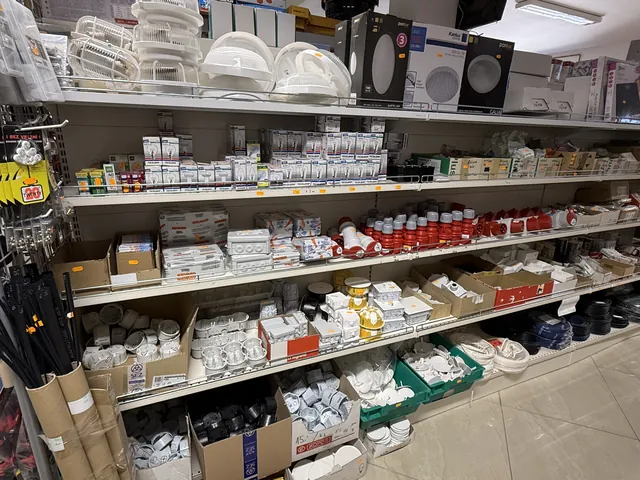 Elektroinstalační materiál — žárovky, zásuvky a krabice