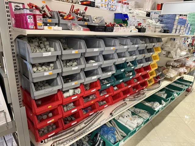 Přihrádky s instalatérskými tvarovkami a spojovacím materiálem