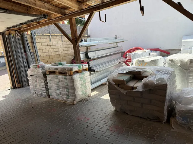 Krytý sklad se stavebním materiálem