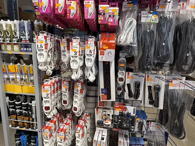 Žárovky, prodlužovací kabely a svítilny